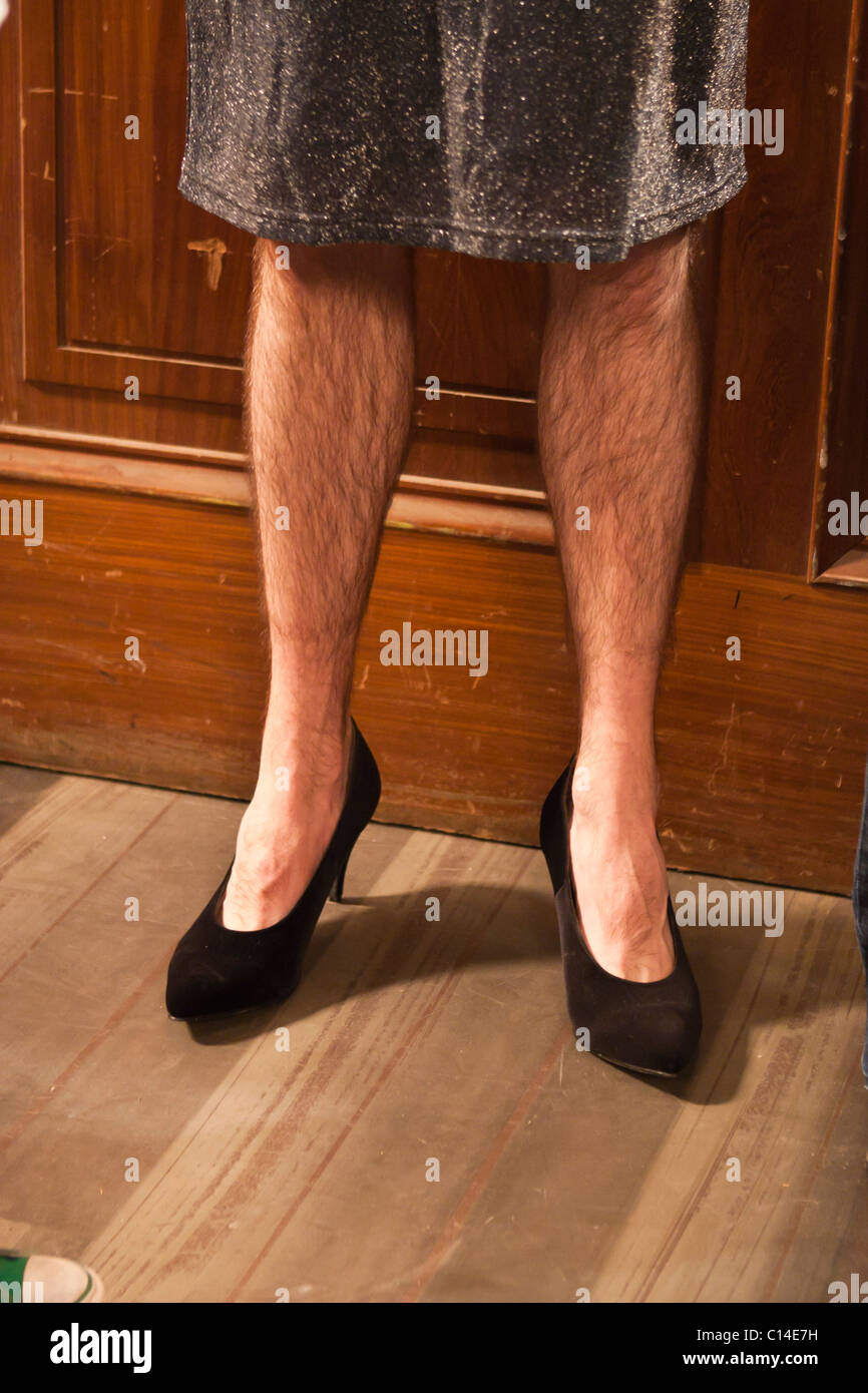 Mann Mit Behaarten Beinen In High Heels Und Rock Stockfoto Bild