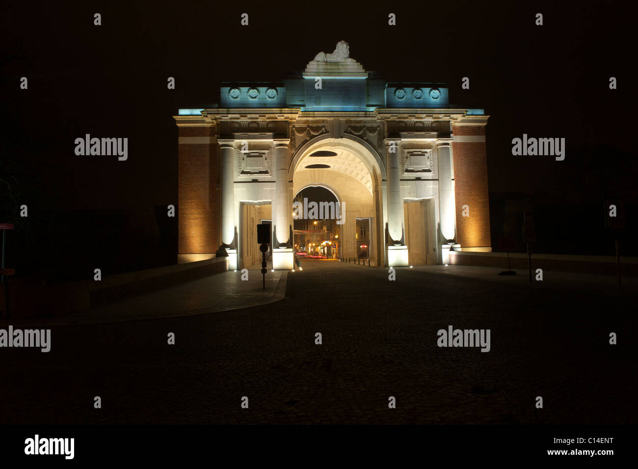 Nachts beleuchtet Menin Gate Memorial in Ypern, Belgien Stockfoto