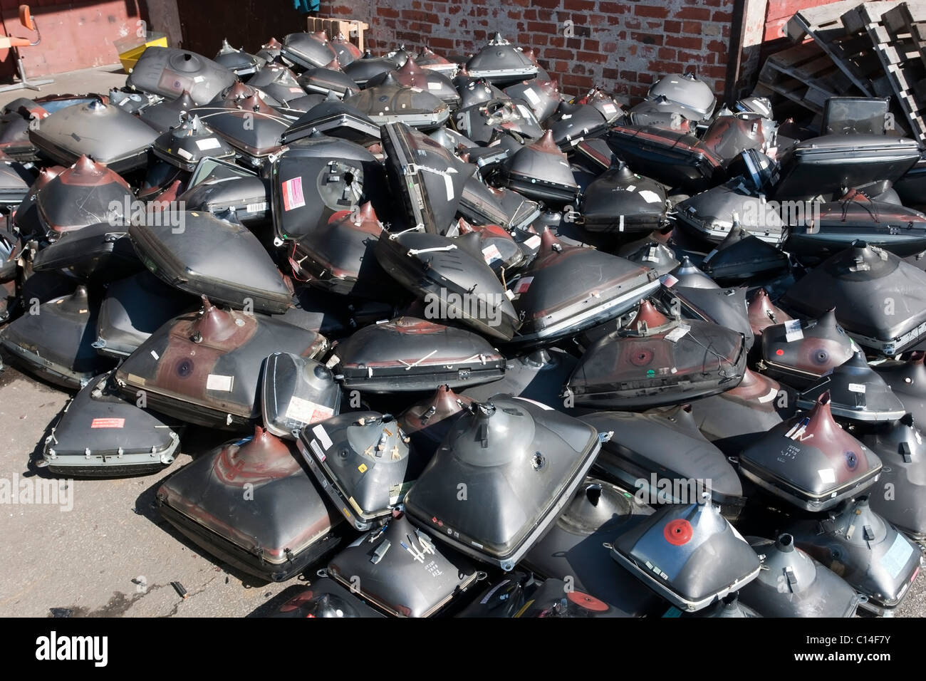 Recycling von alten tv-Röhren Stockfoto