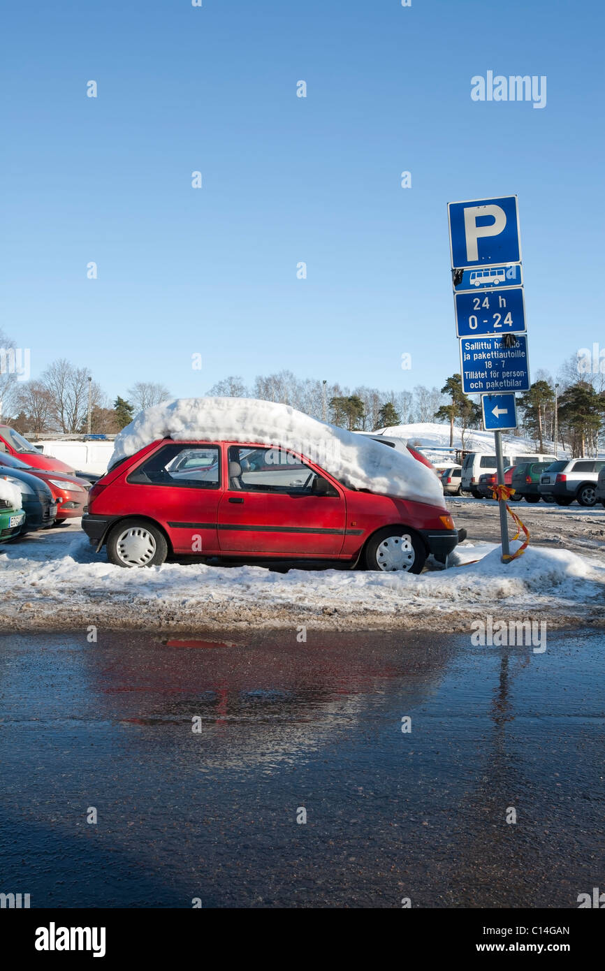 rotes Auto begraben im Schnee Helsinki Finnland Stockfoto