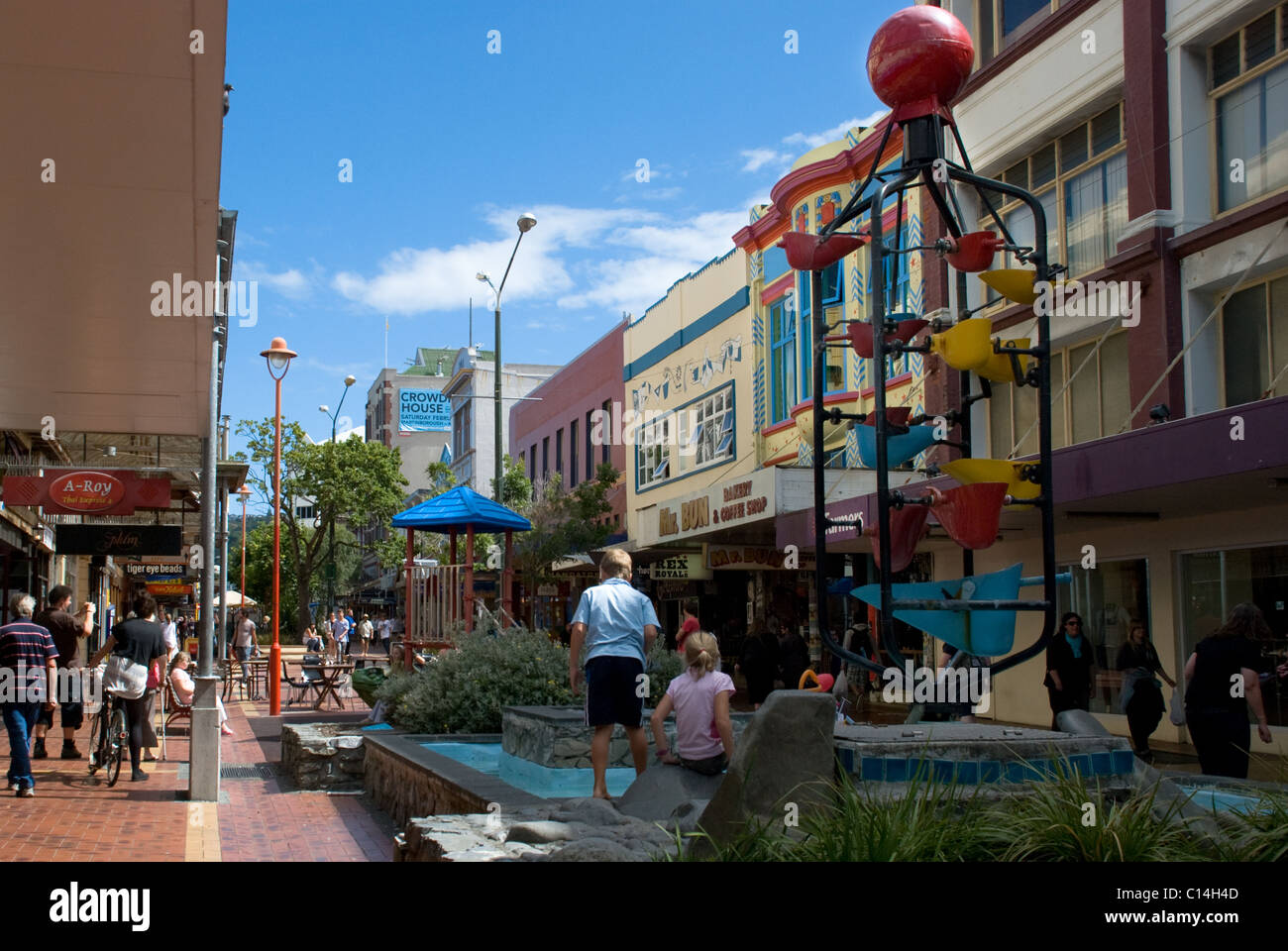 Kinder und Brunnen, Cuba Street (Zentrum der Café-Kultur), Wellington, Neuseeland Stockfoto