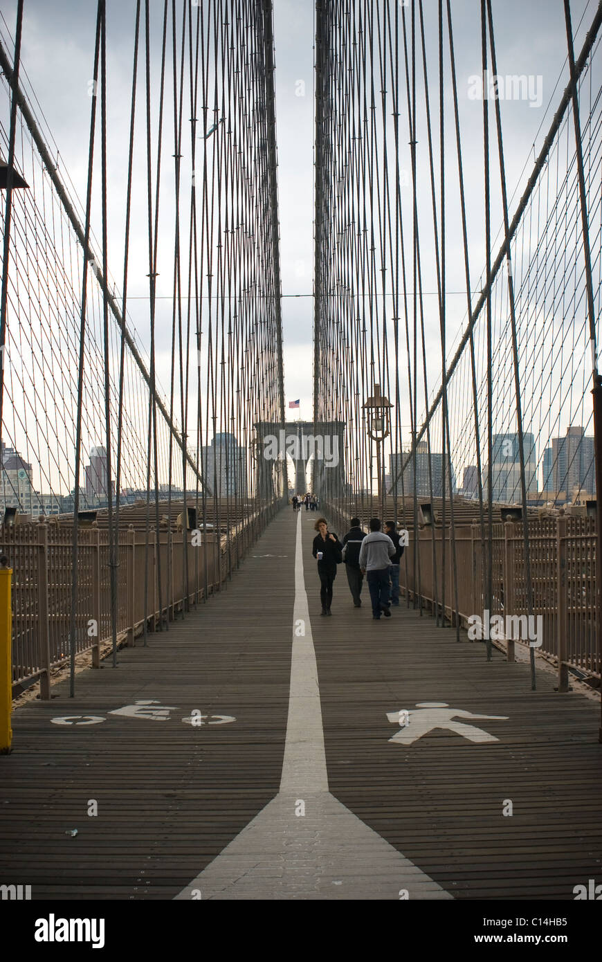 Der Gehweg und Zyklus Weg auf der Brooklyn Bridge führt in die Innenstadt von Manhattan, New York City, USA Stockfoto