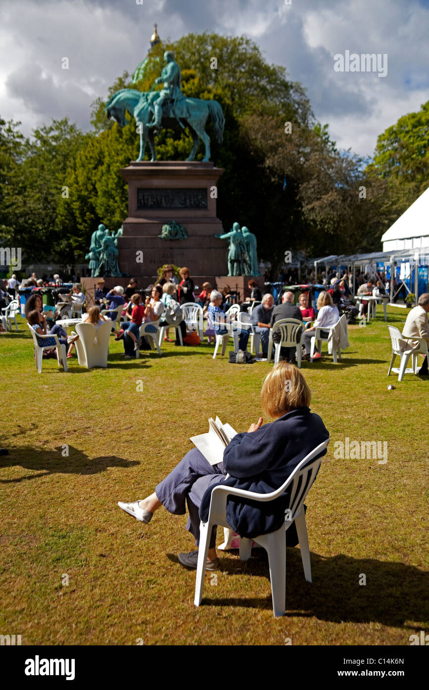 Buch-Festival Edinburgh, Besucher und Touristen in Charlotte Square, das Albert Memorial, Schottland, UK, Europa Stockfoto