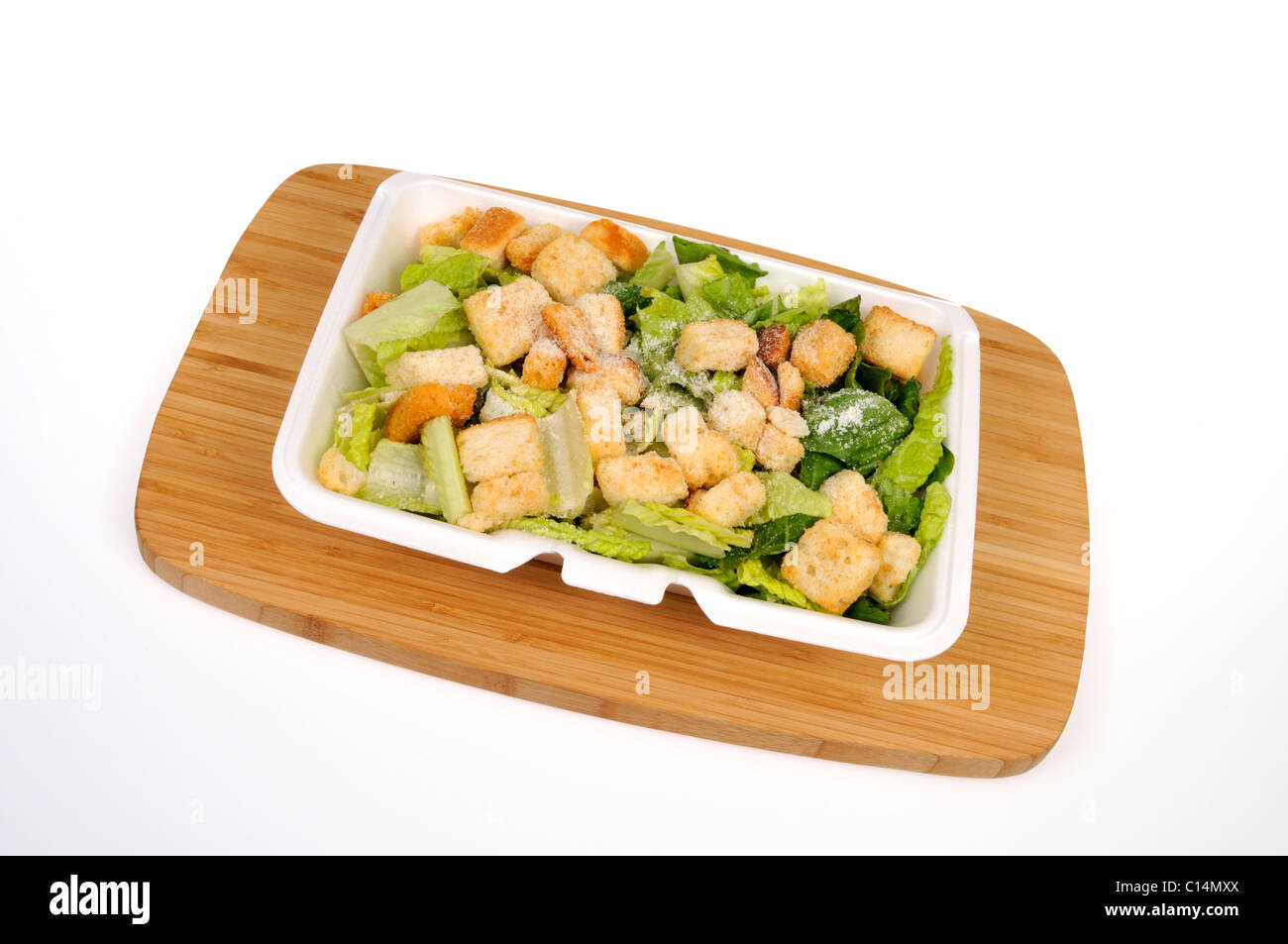 Verzehrfertige Caesar Salat mit Käse und Croutons auf weißem Hintergrund. Stockfoto