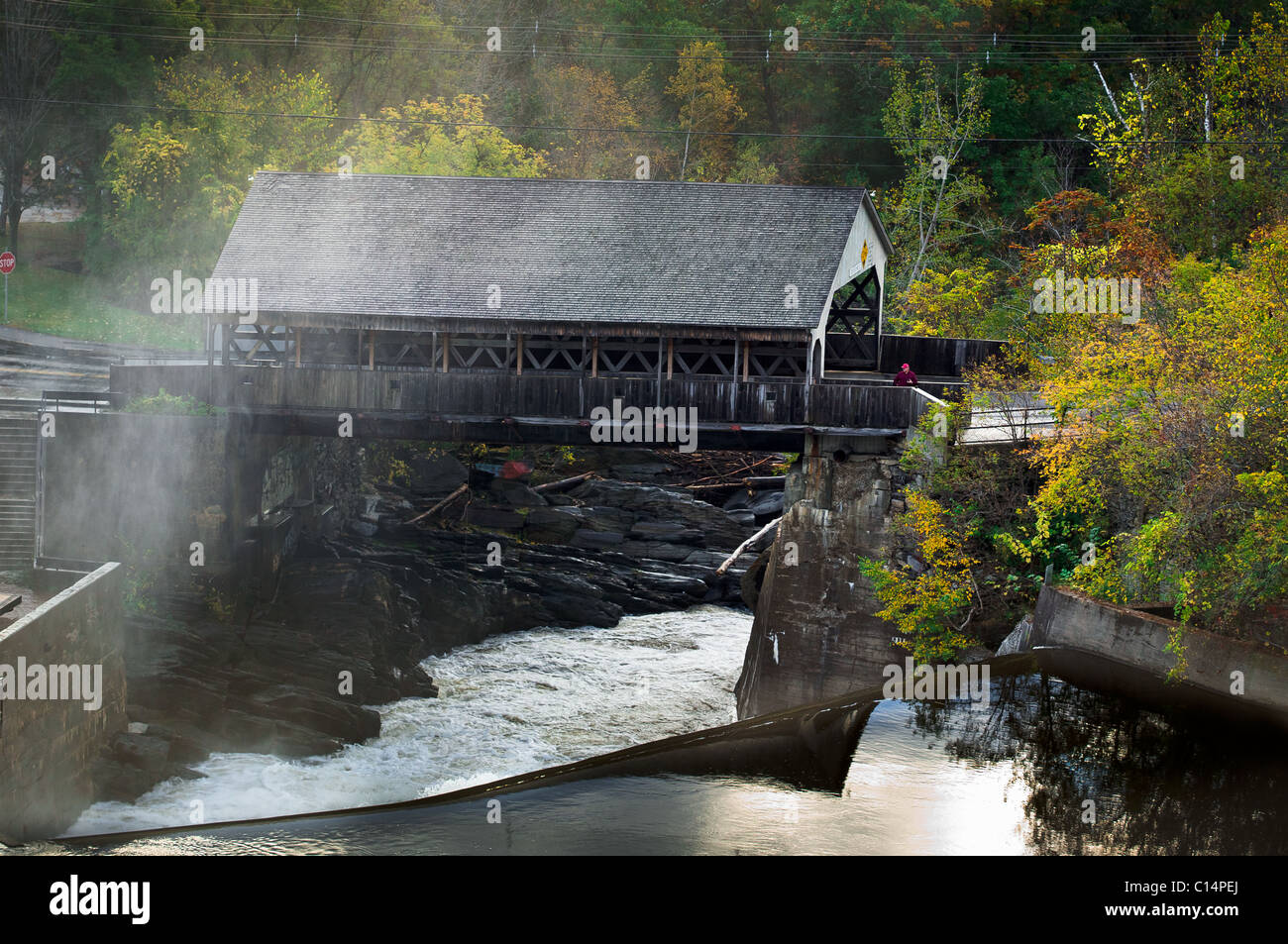 ÜBERDACHTE BRÜCKE WASSERFALL HERBST LAUB WALD LUFTBILD BALLON WOODSTOCK VERMONT USA Stockfoto