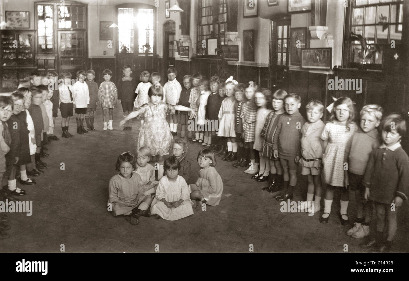 Kleinkinder, die Proben Schule Weihnachten Krippe spielen - 30er Jahre Stockfoto