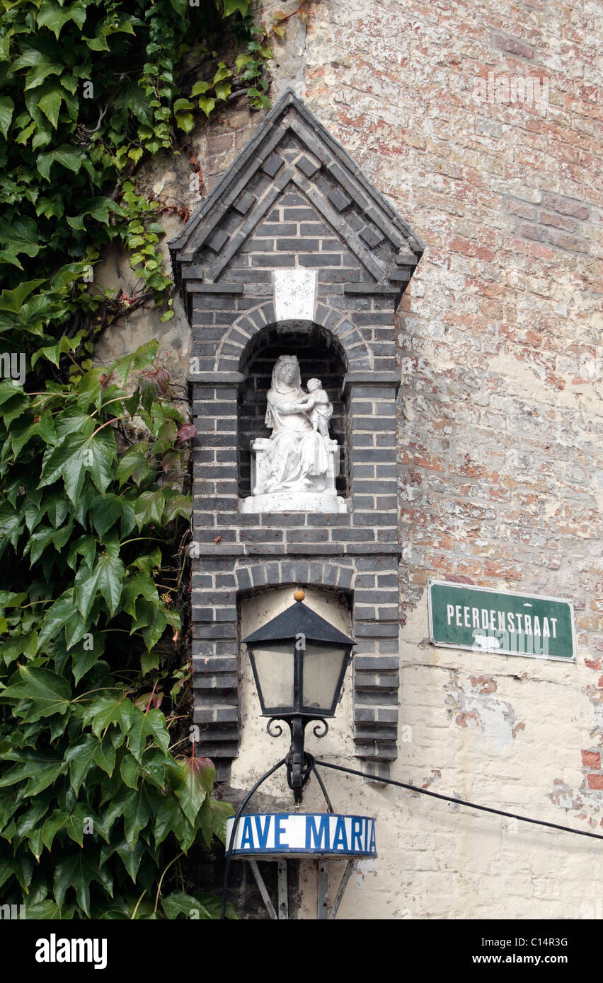 Eine religiöse Heiligtum der Jungfrau Maria auf einer Straßenkreuzung in der schönen Stadt Brügge (Brugge), Belgien Stockfoto