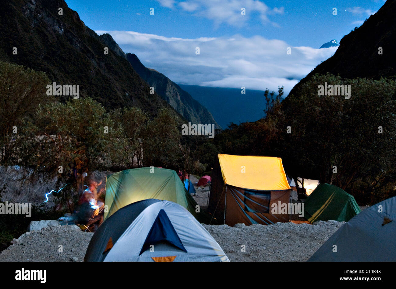 Zelte werden nach Sonnenuntergang beleuchtet, wie der Vollmond steigt. Stockfoto