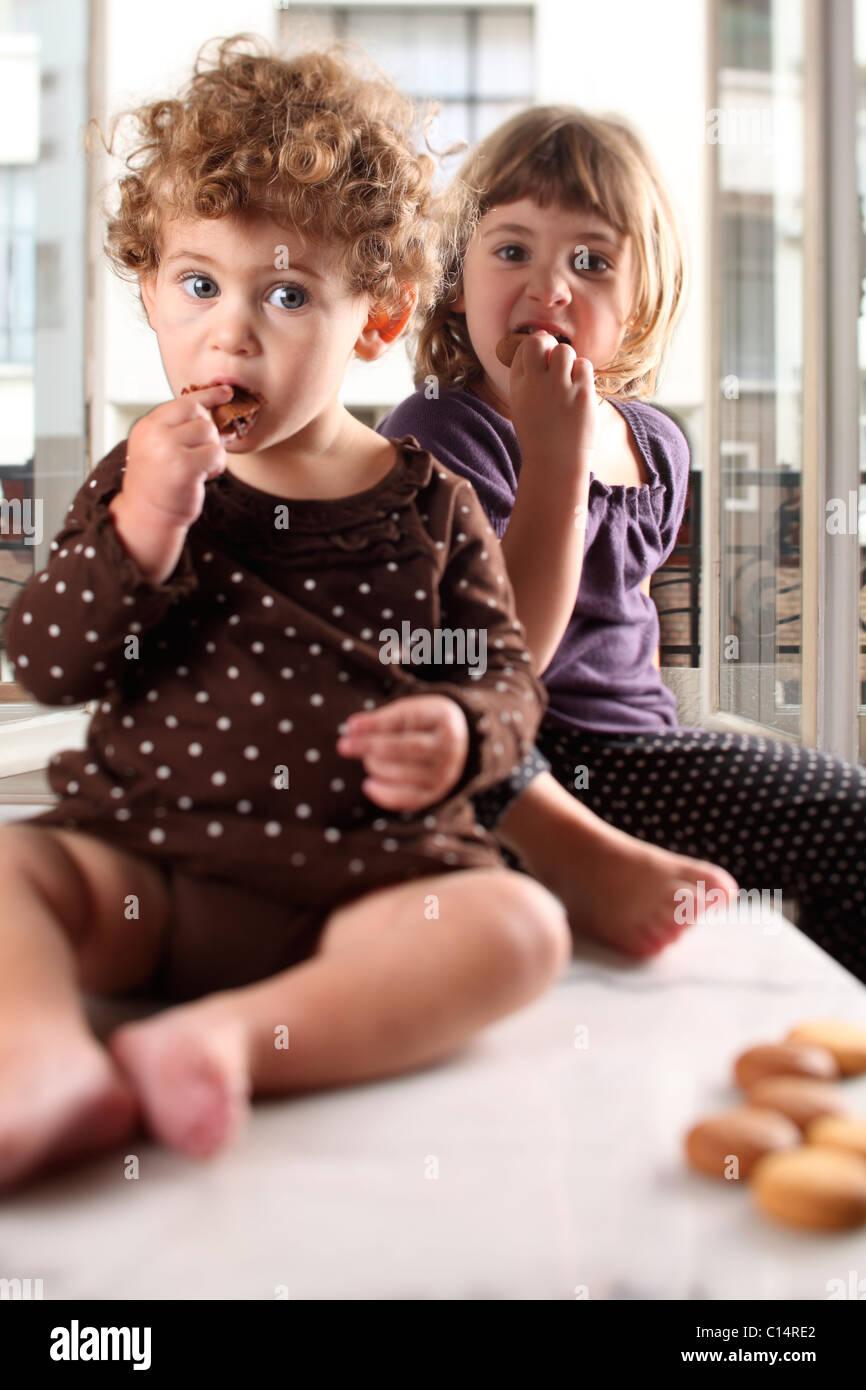 Schwestern esse Kekse Stockfoto