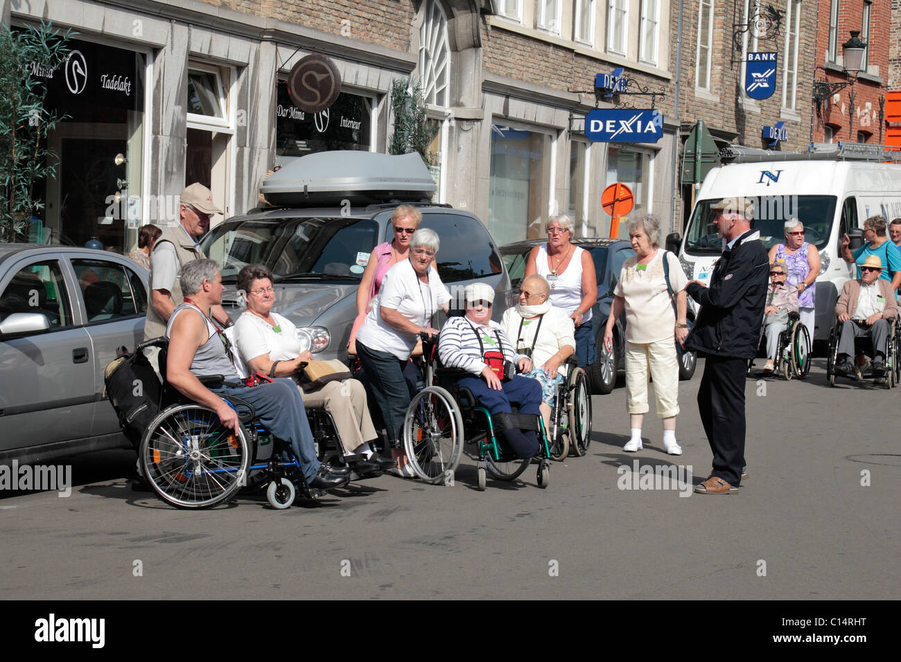 Ältere Touristen im Rollstuhl in die schöne Stadt Brügge (Brugge), Belgien Stockfoto
