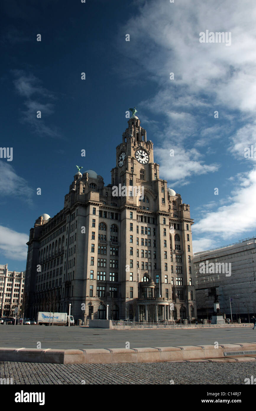 Liver Building in LIverpool gedreht vor blauem Himmel Stockfoto