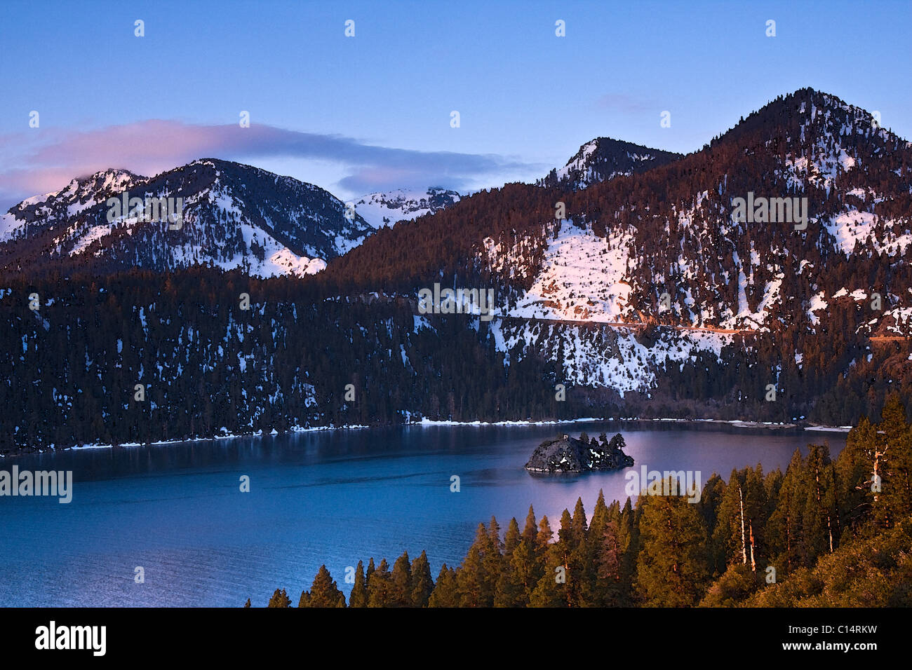 Ein Aquarell von Emerald Bay, Wizard Island und Schnee am Lake Tahoe in Kalifornien Stockfoto