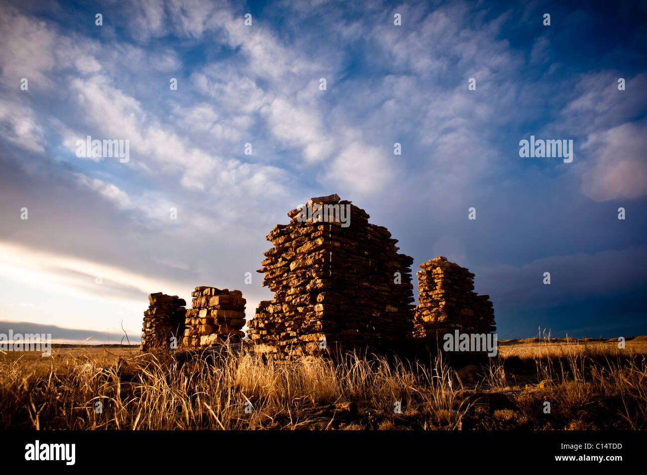 Homestead-Ruine mit blauen Wolkenhimmel.  La Junta, Colorado. Stockfoto