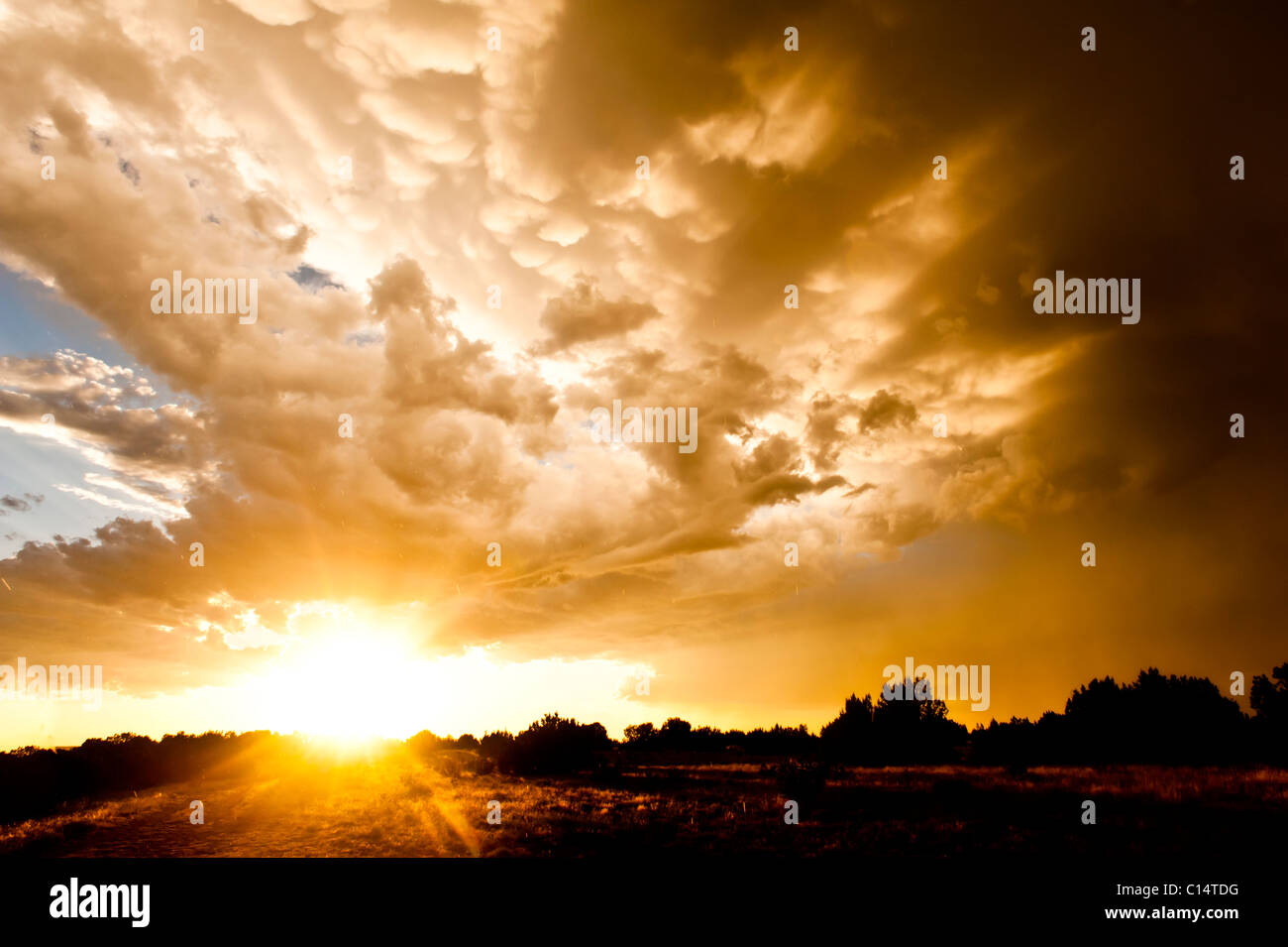 Wolken und Sonne mit Regentropfen.  La Junta, Colorado. Stockfoto