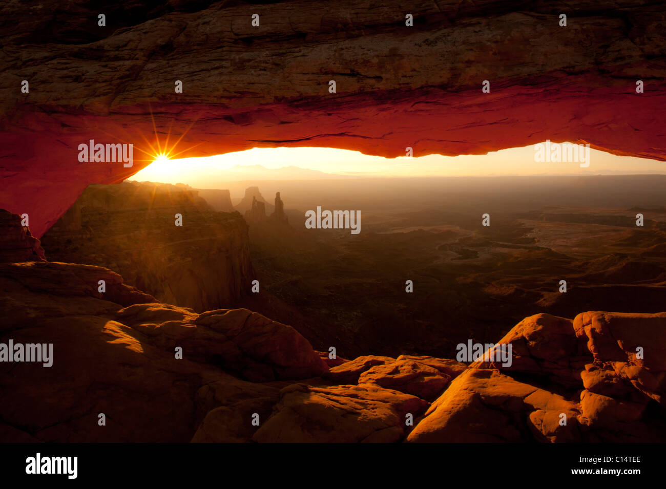 Mit Sonne und Canyon Rock Bogen.   Canyonlands National Park, Moab, Utah. Stockfoto