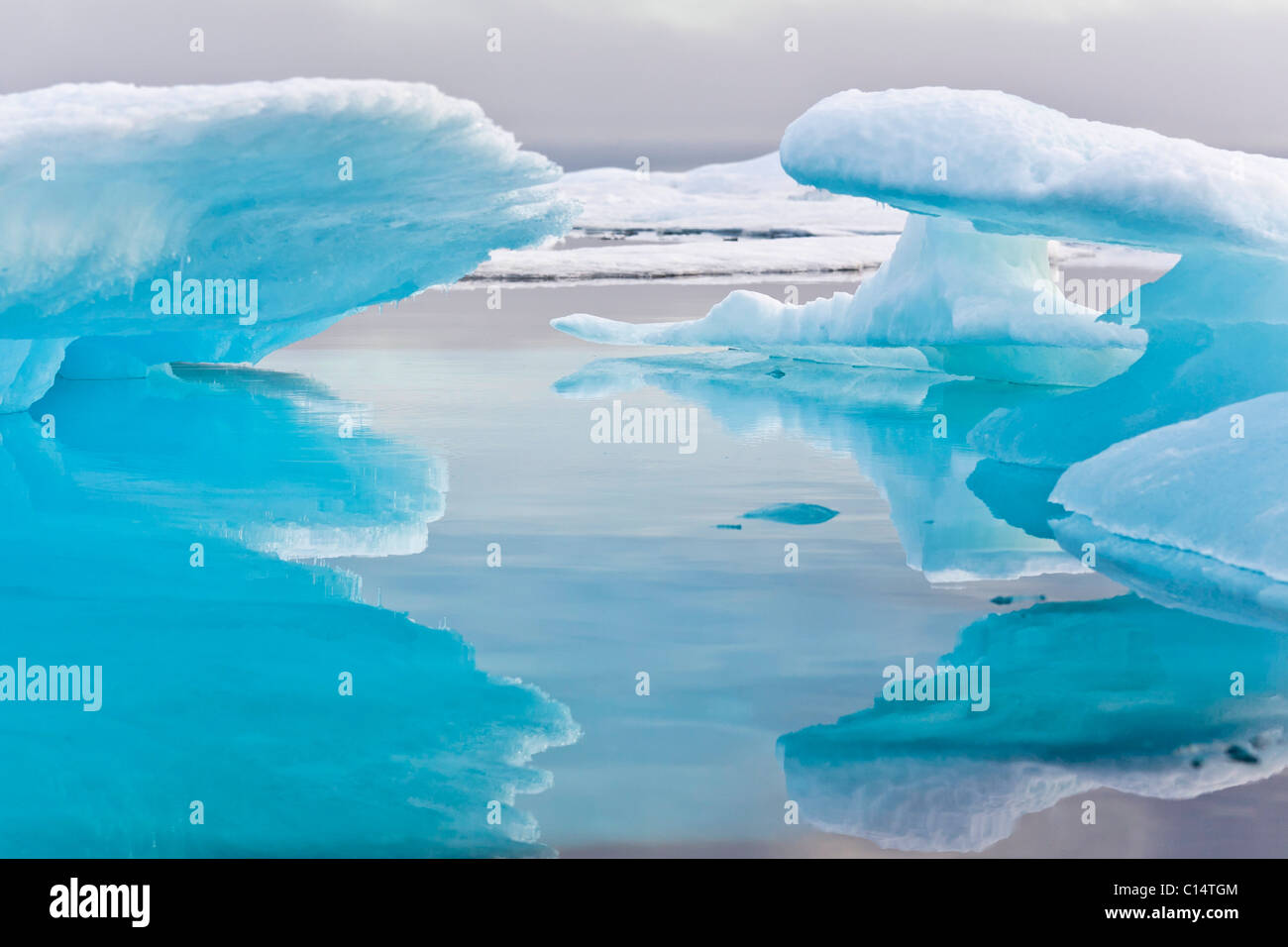 Gemischte Packeis in Barrow Strait, Qikiqtaaluk Region, Nunavut, Kanada. Stockfoto