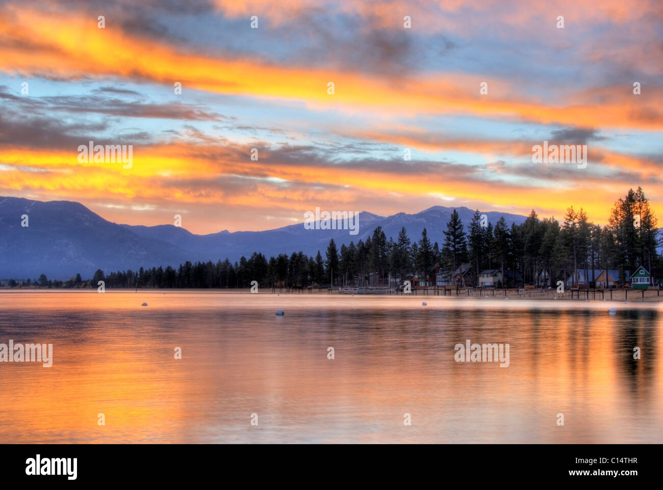 Ein brillante Herbst Sonnenaufgang spiegelt sich in Lake Tahoe, Kalifornien. Stockfoto