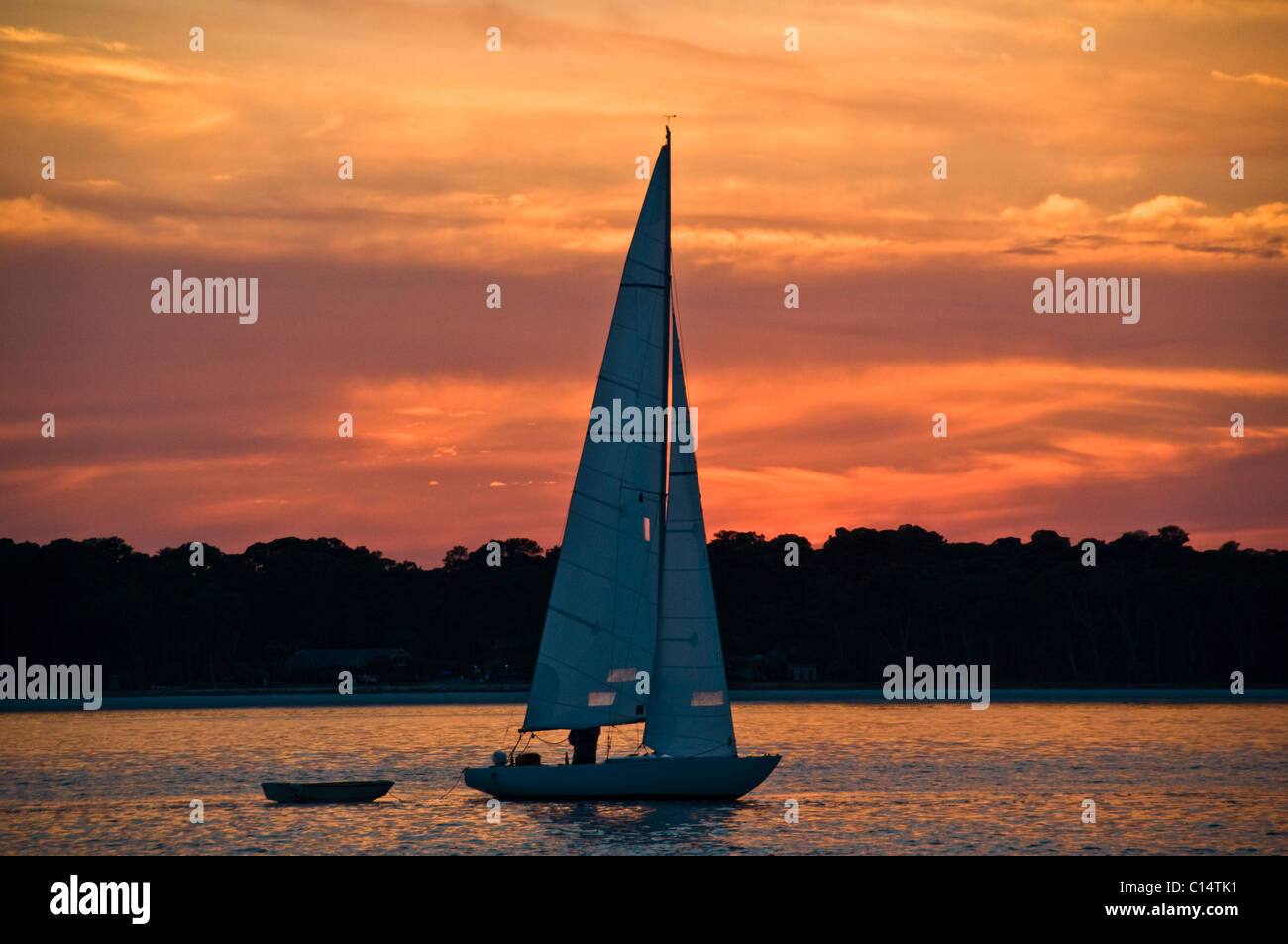 Ein Segelboot bei Sonnenuntergang auf Hilton Head Island, South Carolina. Stockfoto