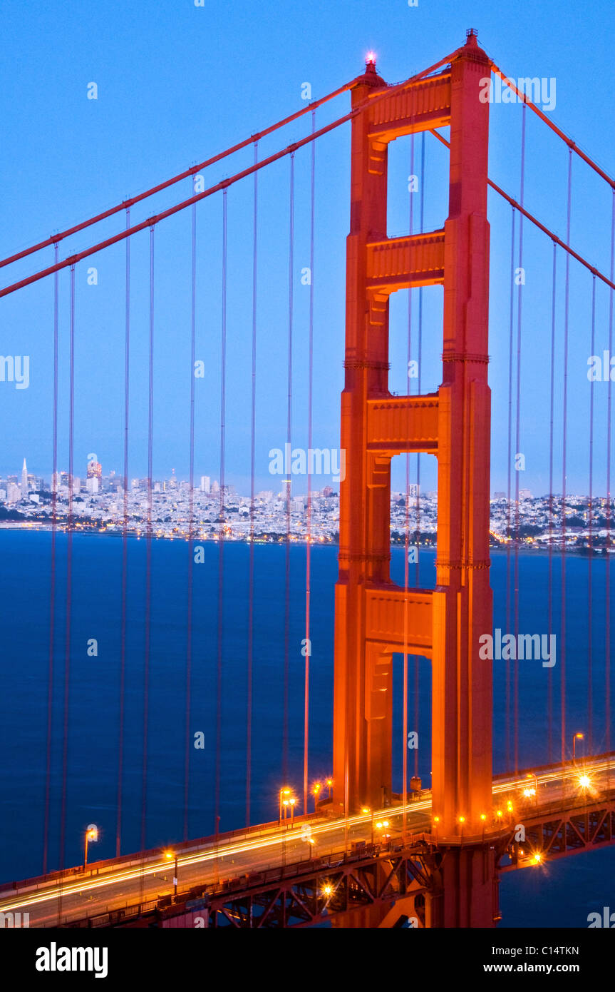 Die Golden Gate Bridge in der Dämmerung mit San Francisco im Hintergrund, California. Stockfoto