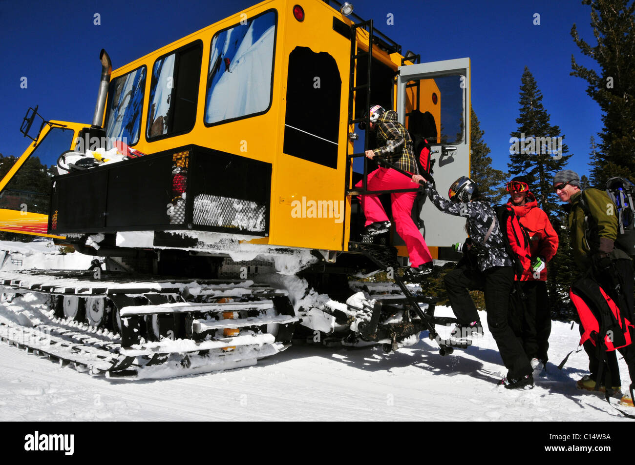 Skifahrer und Snowboarder laden in einer Pistenraupe Kirkwood Mountain Resort, CA. Stockfoto