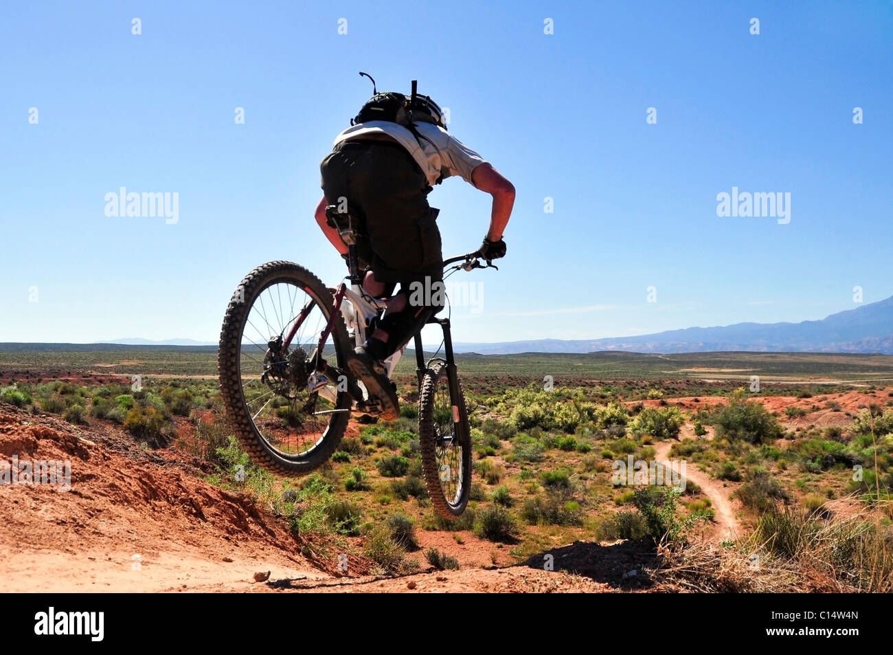 Ein Mountainbiker fängt etwas Luft auf dem JEM-Trail im südlichen Utah. Stockfoto