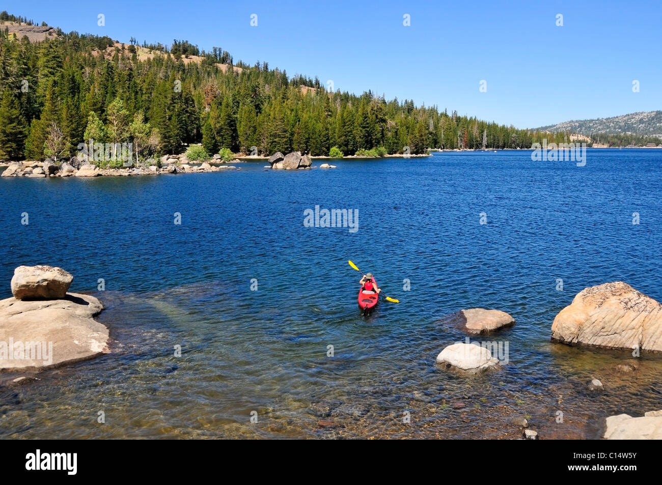 Eine Frau Kajaks auf Caples See in der Nähe von Kirkwood, Kalifornien im Sommer. Stockfoto