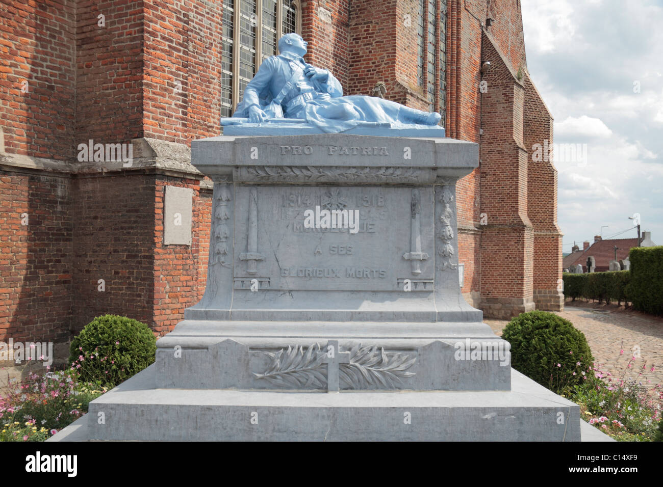 Wunderschöne Statue mit "Pro Patria" (für Land), Kirche Saint-Firmin, Morbecque, Nord-Pas-de-Calais, Frankreich. Stockfoto