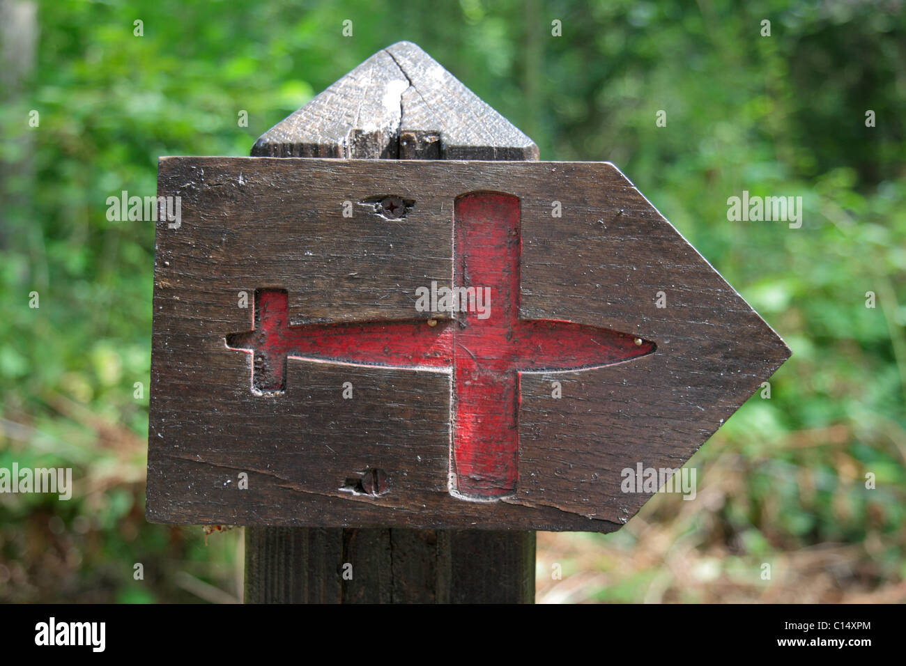 Touristischer Wegweiser in der V1-Startplatz in der Le Bois des Huit Rues in der Nähe von Hazebrouck, Frankreich. Stockfoto