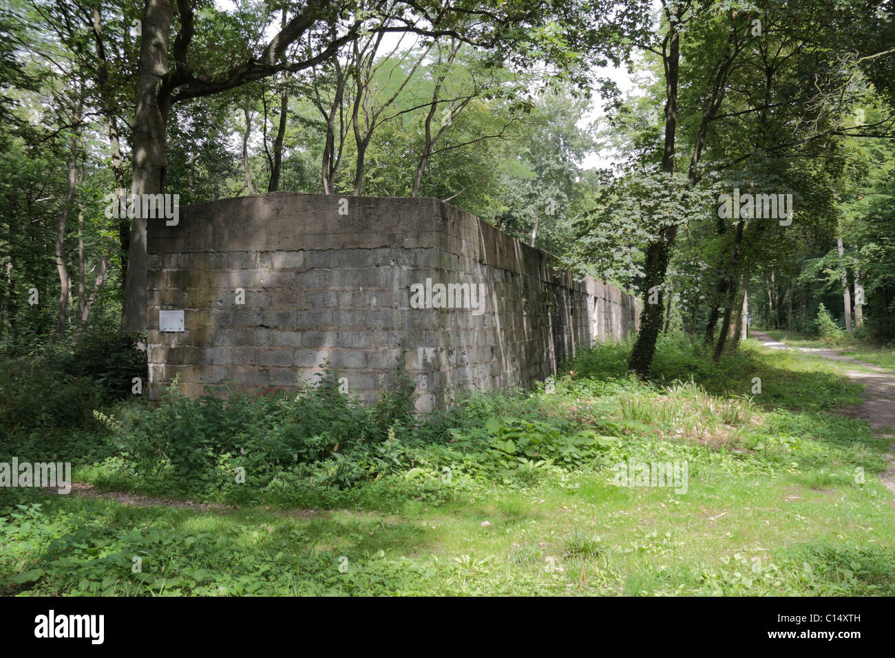 Das Ende einer der drei "Ski" förmigen Speichergebäude auf der V1-Startplatz, Le Bois des Huit Rues bei Hazebrouck, Frankreich. Stockfoto
