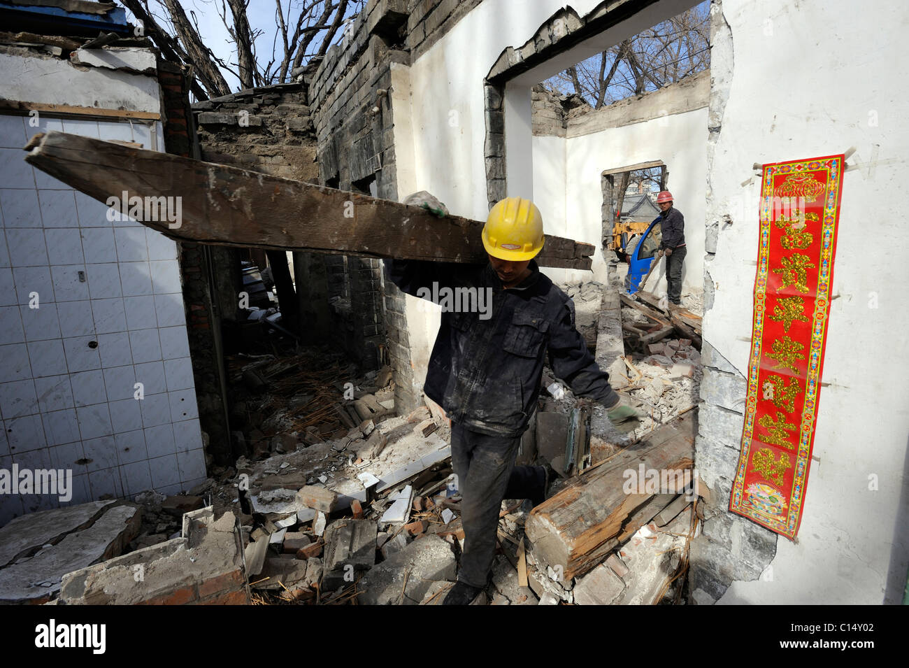 Chinesische Arbeiter Abriss eines alten Gebäude Abutitng auf Zhongnanhai - Sitz der chinesischen Regierung in Peking. 6. März 2011 Stockfoto