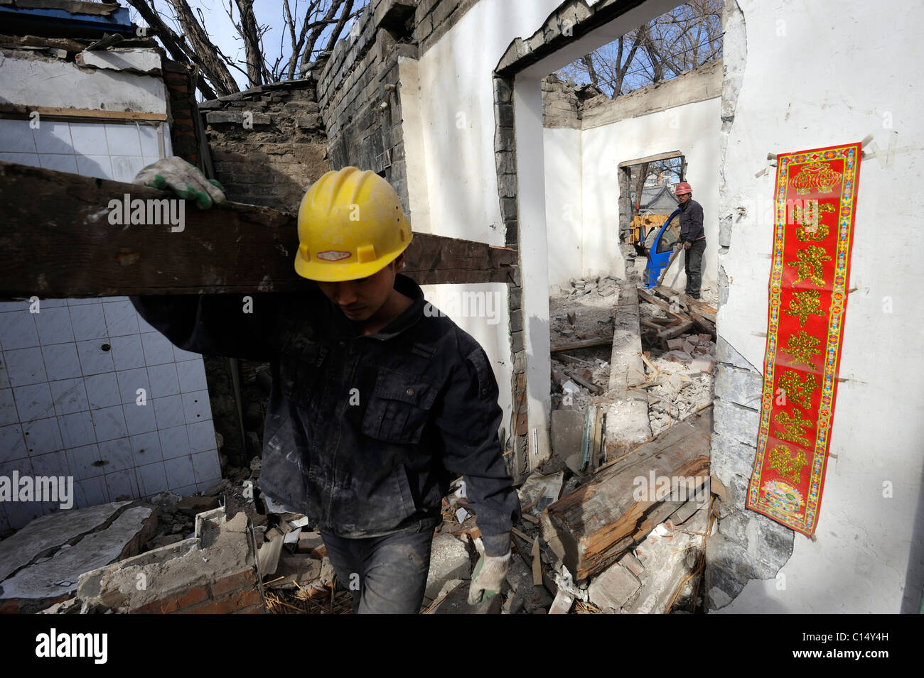 Chinesische Arbeiter zerstören ein Altbauten anschlagenden auf Zhongnanhai - Sitz der chinesischen Regierung in Peking. Stockfoto