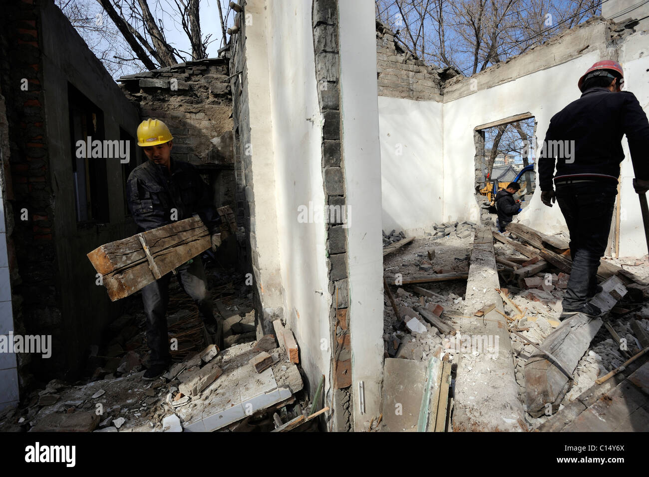 Chinesische Arbeiter zerstören ein Altbauten anschlagenden auf Zhongnanhai - Sitz der chinesischen Regierung in Beijing.06-Mär-2011 Stockfoto