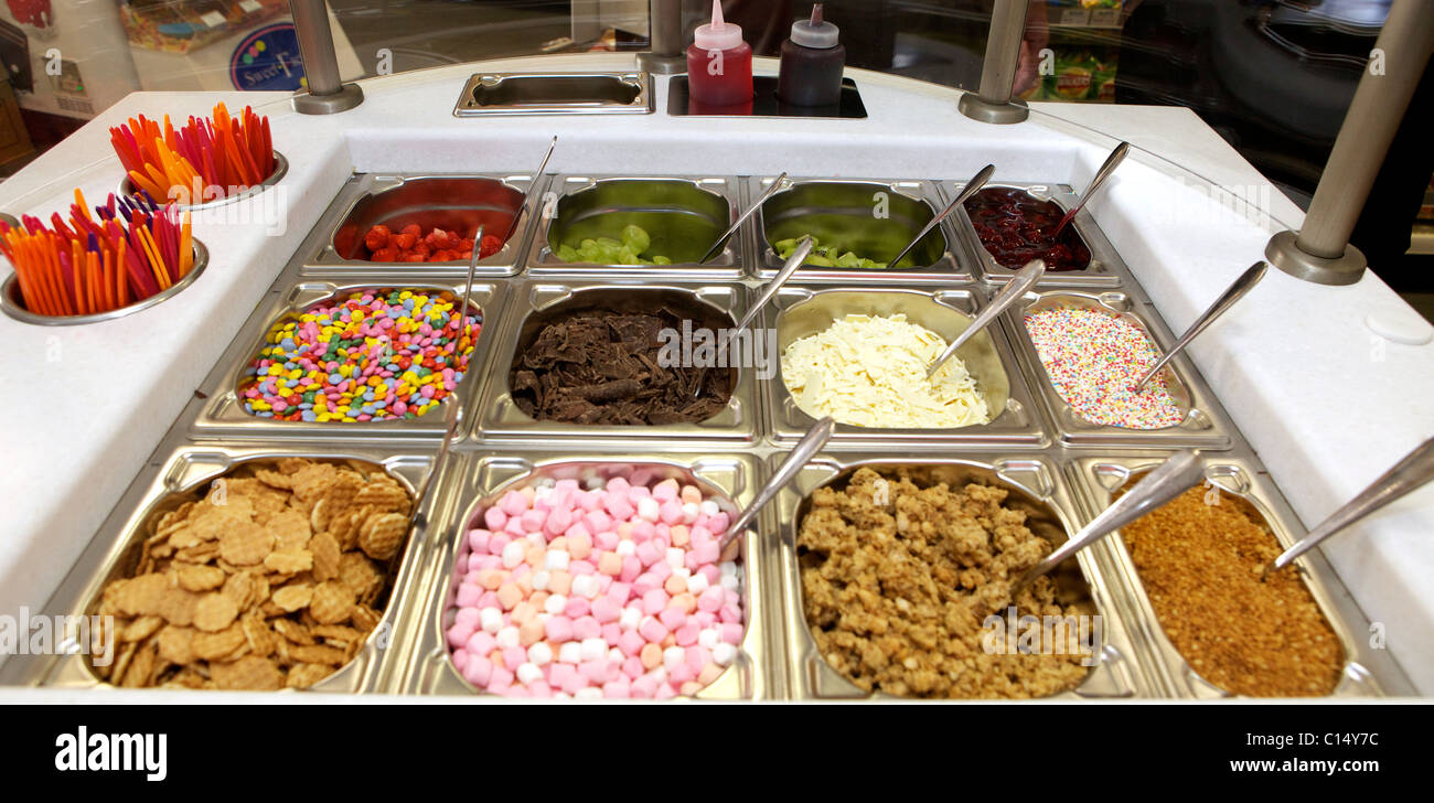 Eis Belag für Eistüten und Eisbecher in einer Vitrine Stockfoto