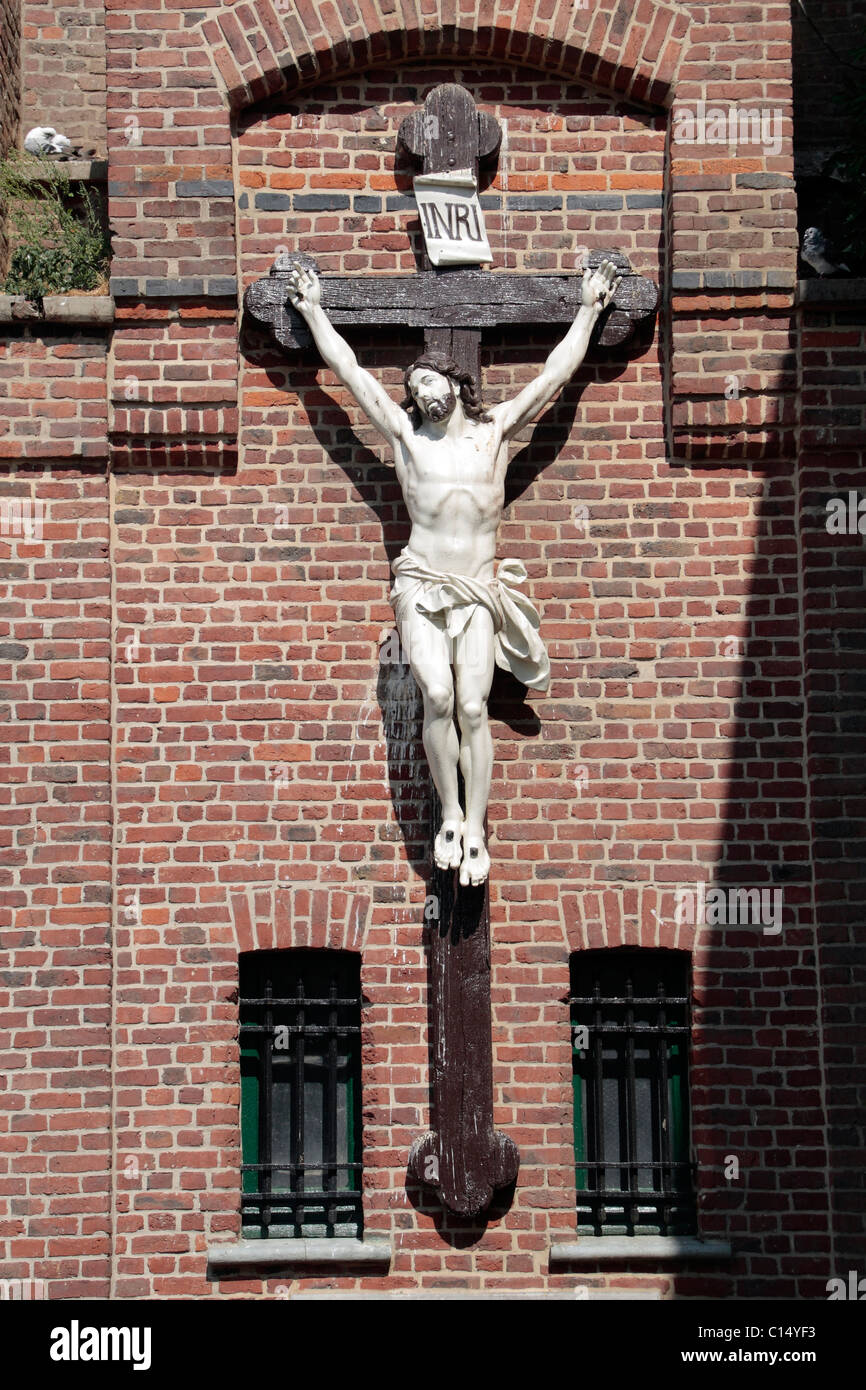 Jesus am Kreuz außerhalb einer Kirche im Zentrum von der ziemlich französischen Dorf von St Sylvestre Cappel, Nord, Nord-Frankreich. Stockfoto