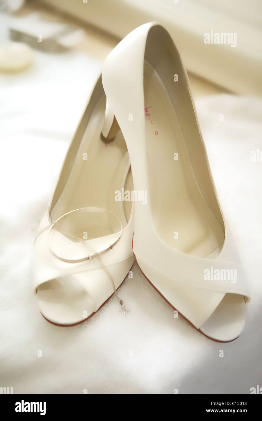 weißen hochhackigen Schuhen auf weißem Hintergrund Stockfoto