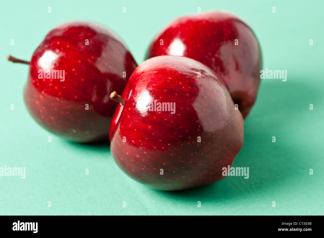 Rote Äpfel auf einem grünen Hintergrund Stockfoto