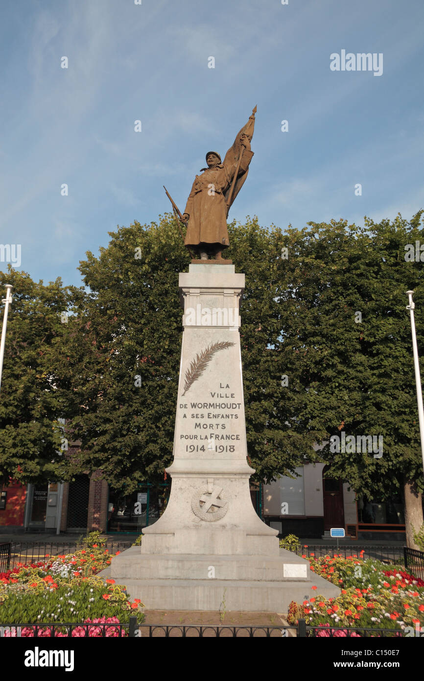 Ersten Weltkrieg Denkmal (1914-18) in der Mitte der ziemlich Französisch Stadt von Wormhoudt, Frankreich. Stockfoto