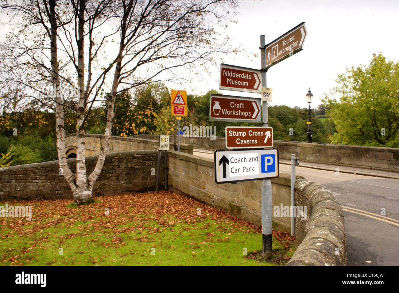 Verkehrszeichen in Pateley Bridge, Nidderdale, North Yorkshire, UK, Herbst Stockfoto