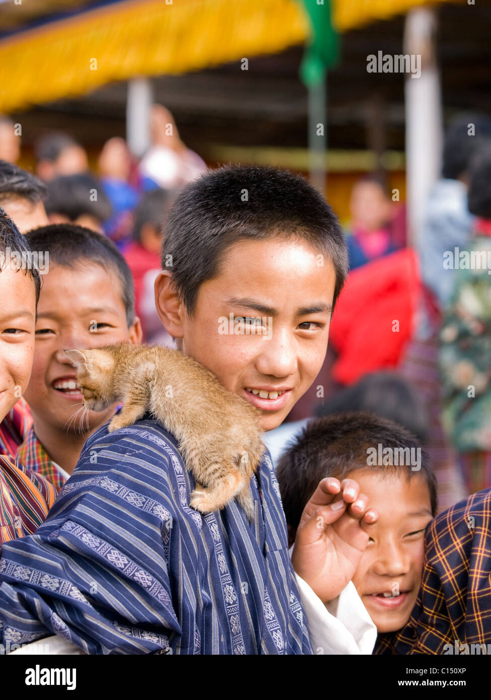 Bhutan Kinder mit einem kleinen Kätzchen während einer tsechus Stockfoto