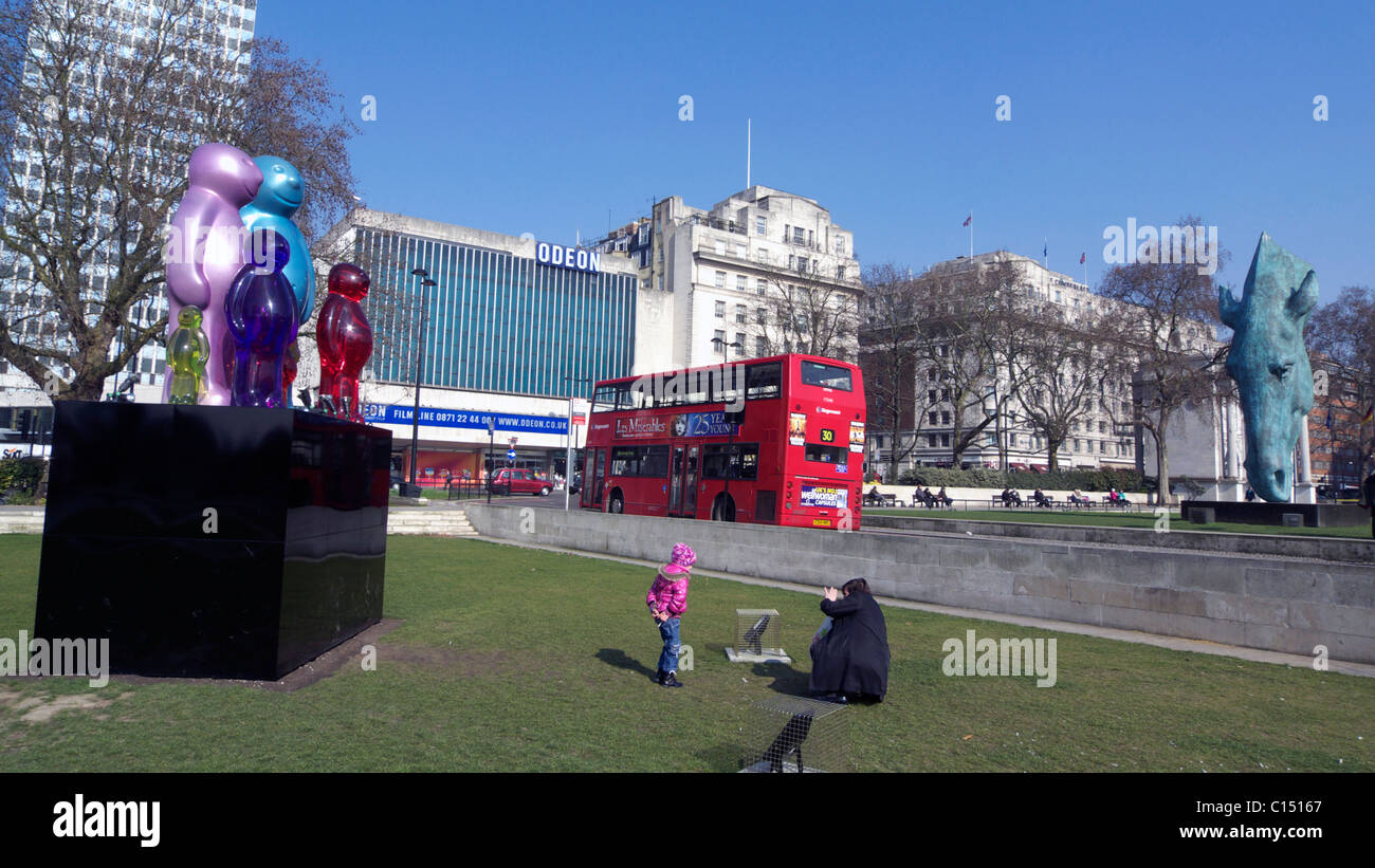 Vereinigtes Königreich West London Arch Marmorstatuen von einem riesigen Pferde Kopf und Gelee-Baby-Familie Stockfoto