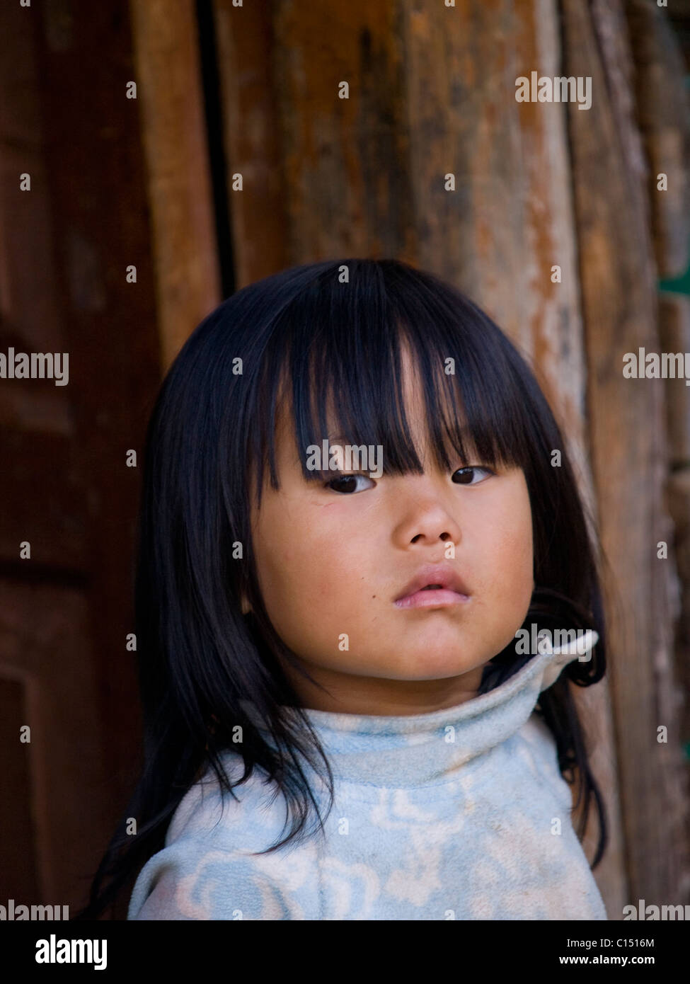 Bhutan Mädchen stand vor ihr Schuppen Stockfoto