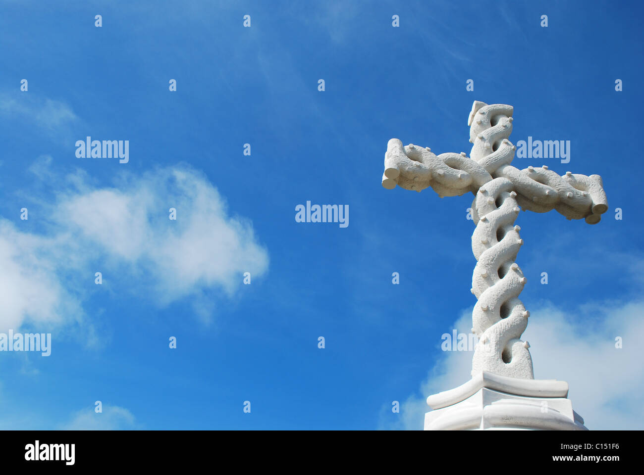 schönes antikes Kreuz mit Himmelshintergrund Stockfoto