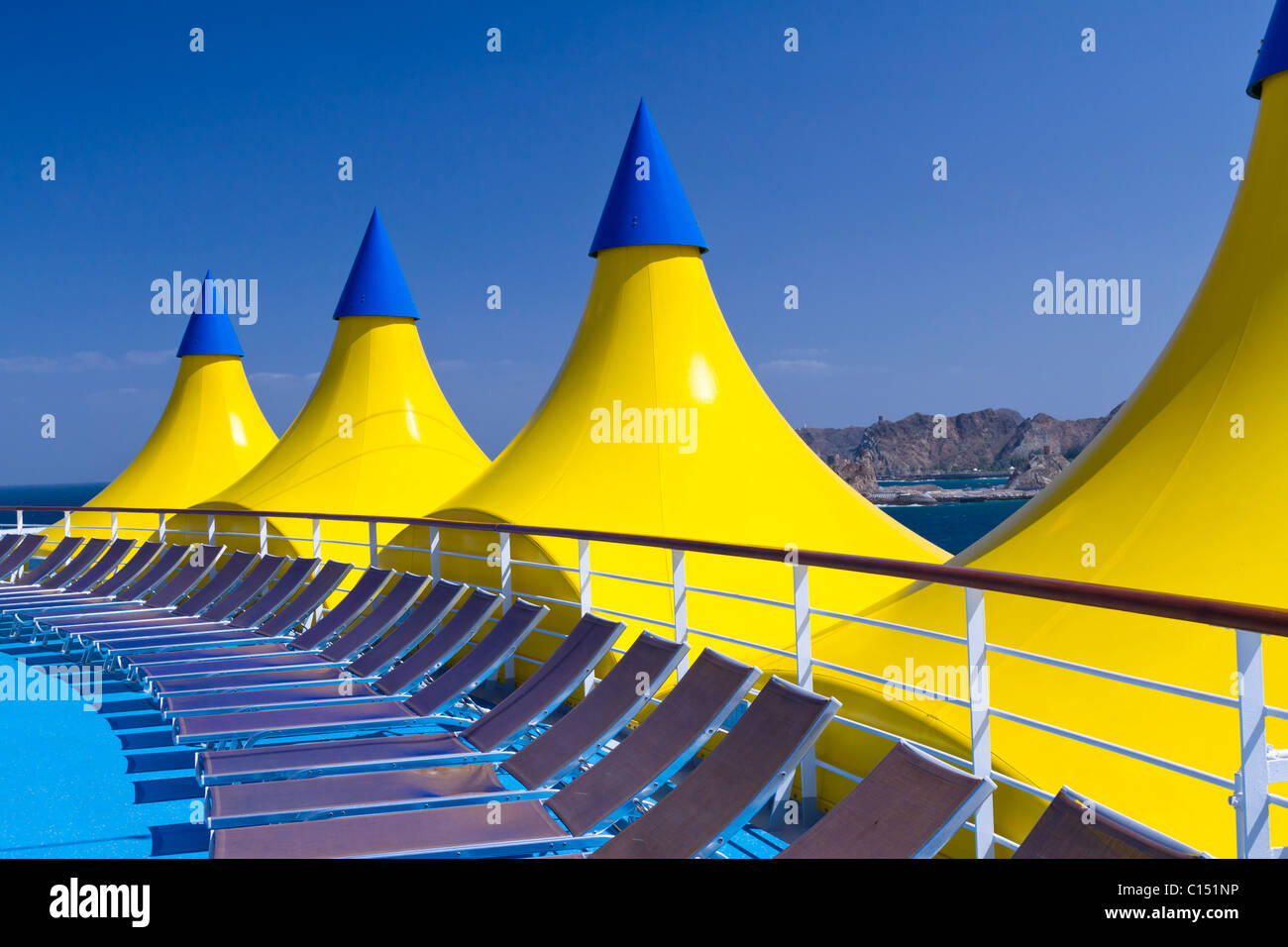 Gelb und blaue Überdachungen auf dem Deck der Kreuzfahrt Schiff Costa Deliziosa. Stockfoto