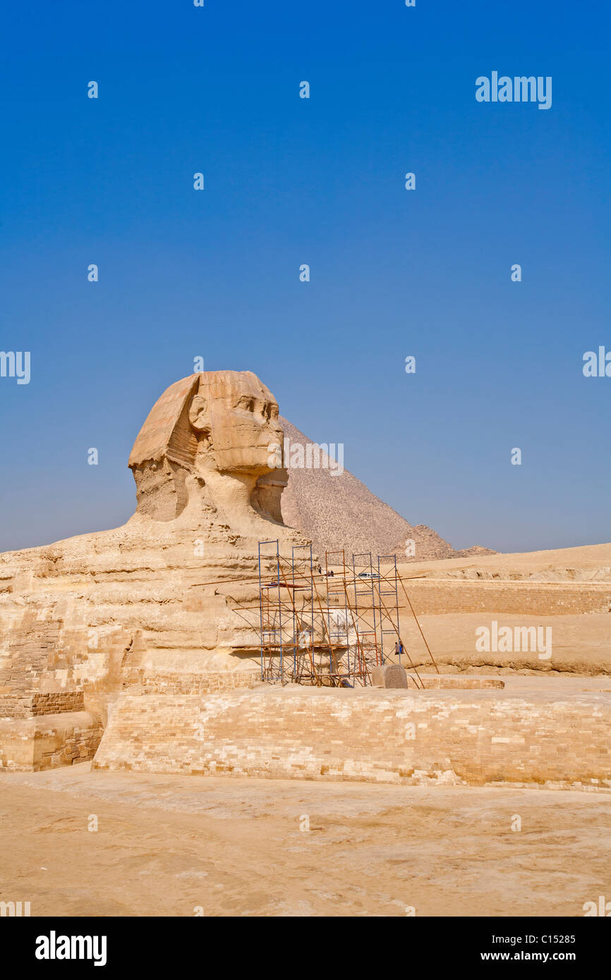 Am Morgen Rauch löscht die große Sphinx von Gizeh und die Pyramide von Khufu (Cheops) in Ägypten anzeigen Stockfoto