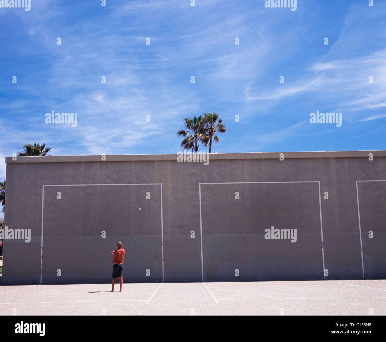 Man spielt Handball am Venice Beach, Rückansicht Stockfoto