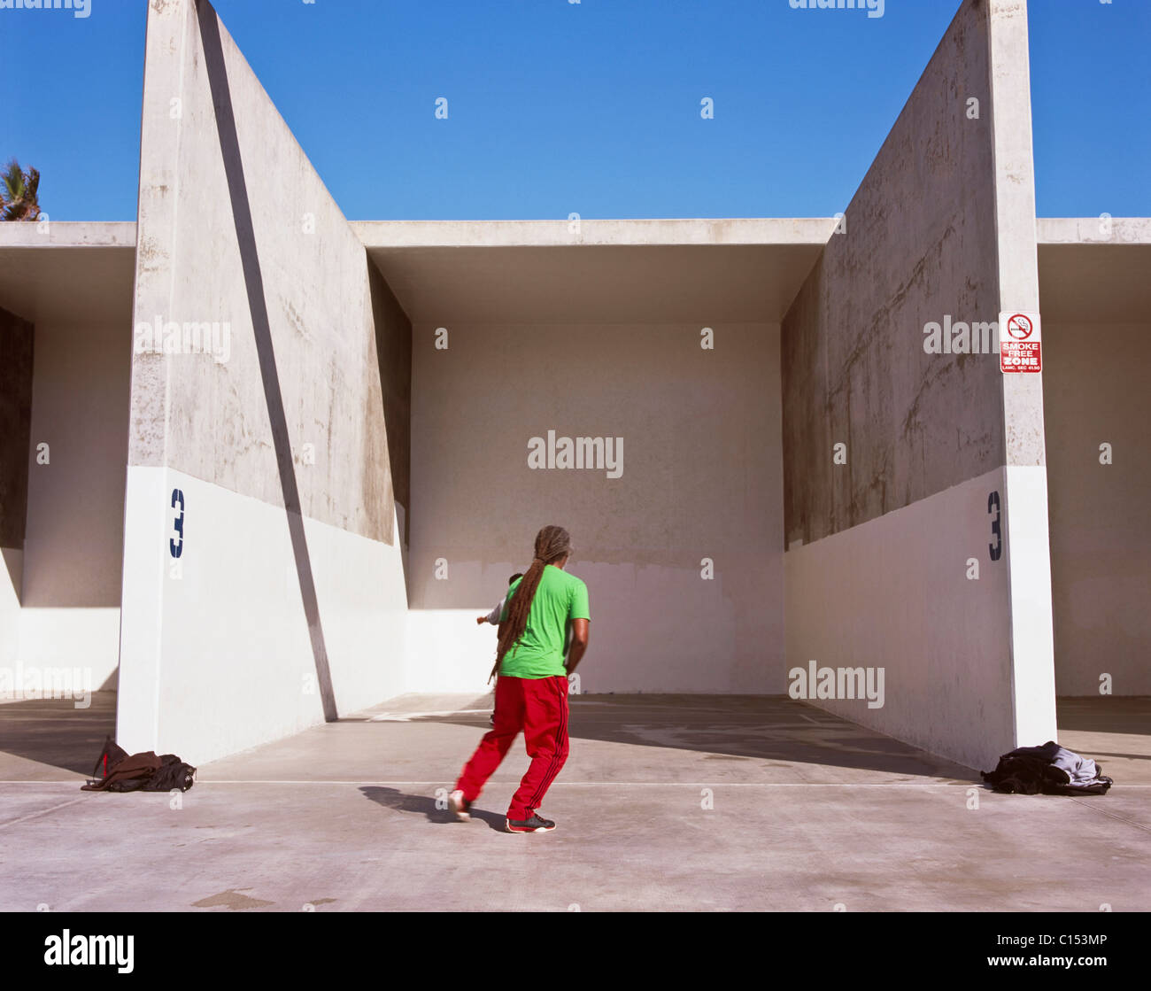 Man spielt Handball am Venice Beach, Rückansicht Stockfoto