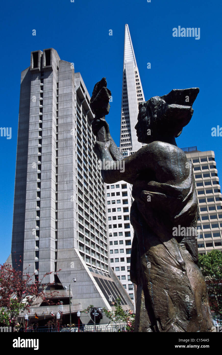 Göttin der Demokratie und Wolkenkratzer Stockfoto
