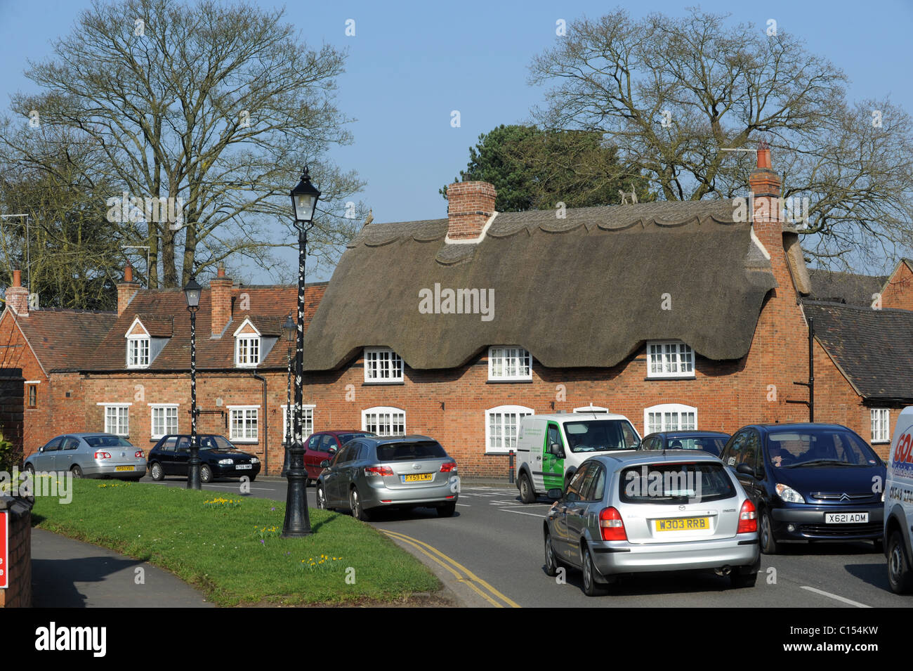 Dichten Verkehr im Dorf von Dunchurch In Warwickshire England Uk Stockfoto