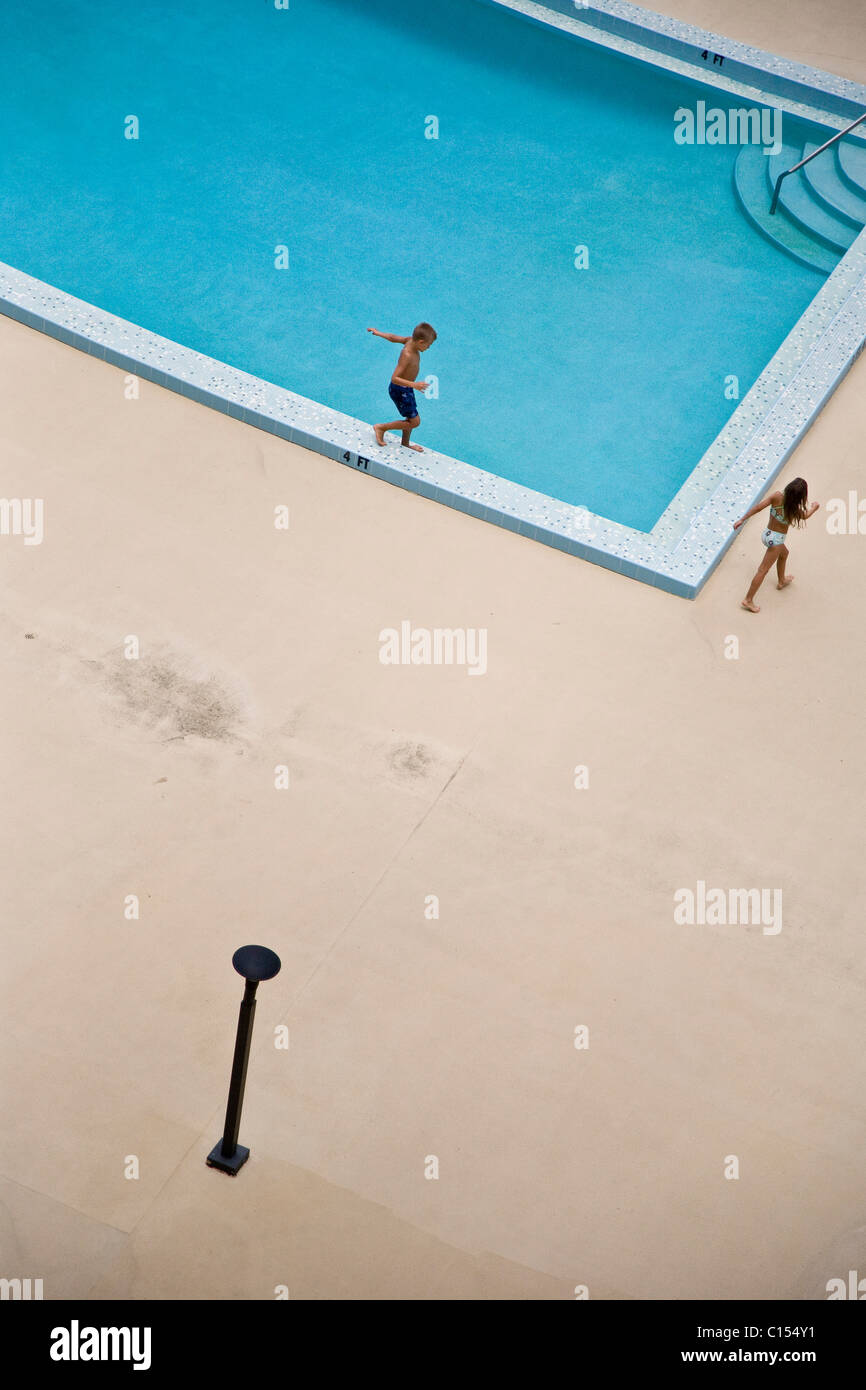Kinder (10-11) zu Fuß rund um Schwimmbad, erhöht, Ansicht Stockfoto