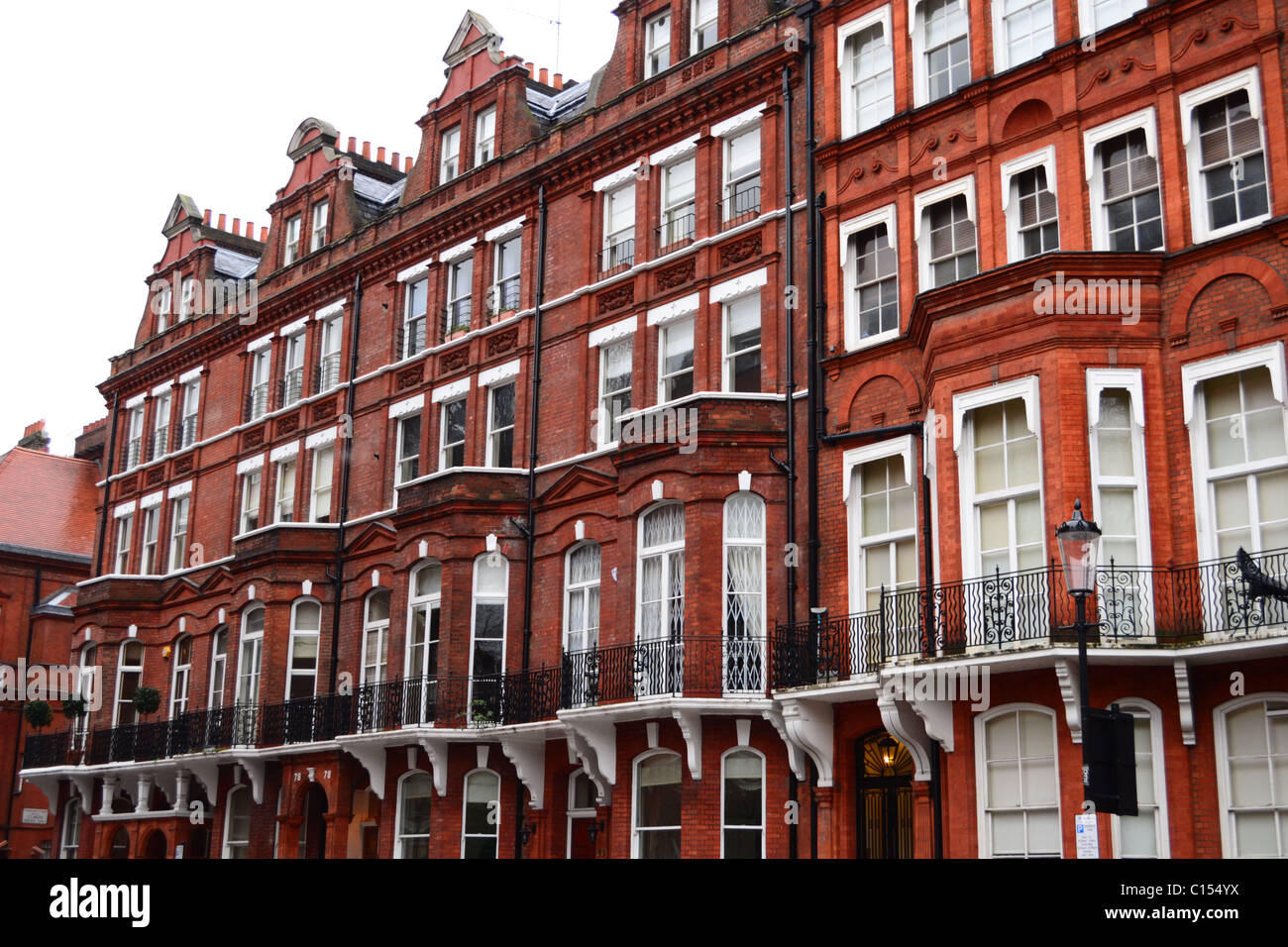 Häuser der wohlhabenden: rote Backsteinhäuser in Knightsbridge Chelsea Area, Cadogan Square, London, Vereinigtes Königreich. Stockfoto